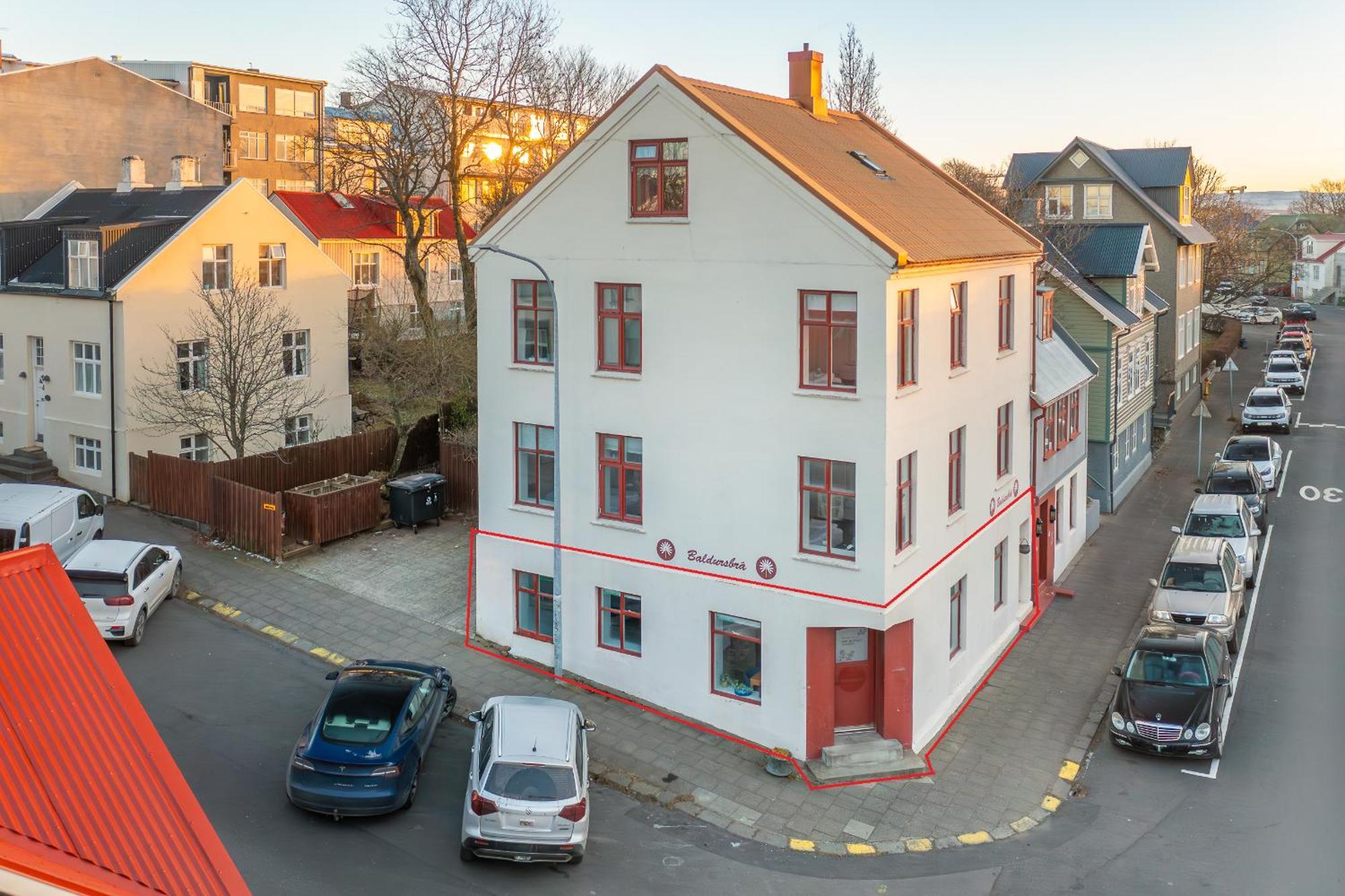 Downtown Baldursbra - Two Bedroom Apartment Reykjavík Buitenkant foto